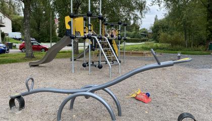 Tasapainolautamainen keinu Juvelanpuistossa.