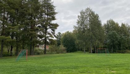 Nurmikenttä, jossa on kaksi maalia.