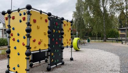 Kiipeilyteline seinäkiipeilyotteilla Juvelanpuistossa.