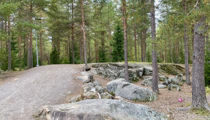 Isoja kiviä polun vieressä Toispuolisenpuistossa.