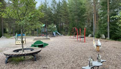 Leikkivälineitä Toispuolisenpuistossa.