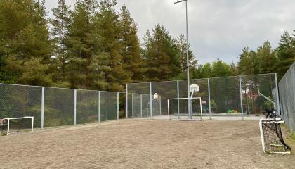 Koripalloon, sählyyn ja jalkapalloon soveltuvat pelikentät.