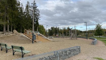 Vuoreksen keskuspuiston leikkipaikka kuvattuna kauempaa.