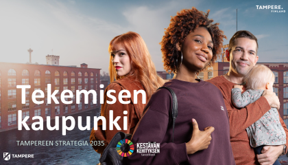 Kuvassa esitetään Tampereen Tekemisen kaupunki -strategian kansikuva. Kuvassa on kolme kameraan katsovaa henkilöä ja yksi kamerasta poispäin katsova, sylissä kannateltava vauva. Henkilöiden taustalla näkyy Tampereelle tunnusomaista koski- ja tiilitehdasmaisemaa.