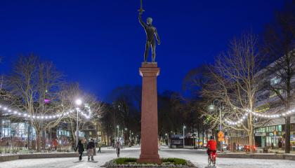 Vapauden patsas Hämeenpuistossa pimeän aikaan