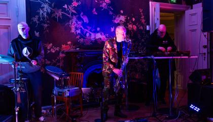 Rinneradio esiintymässä Lielahden kartanon aulassa