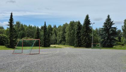 Hiekkakenttä ja kaksi maalia.