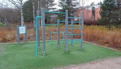 Käpylehmänpuisto outdoor gym equipment.