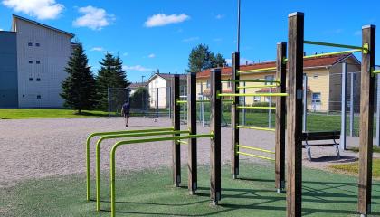 Karosenpuisto outdoor gym equipment.