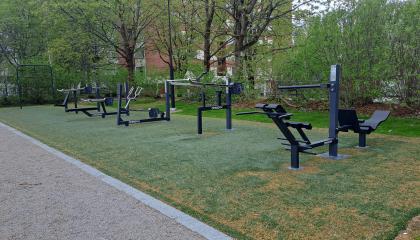 Kiovanpuisto outdoor gym equipment.