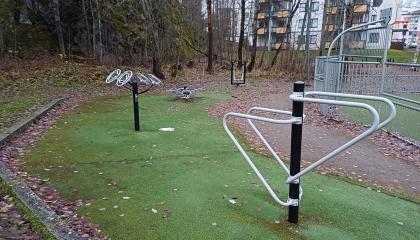Tehtaankallionpuisto outdoor gym equipment.
