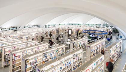 Pääkirjasto Metson kirjasali ylhäältä päin.