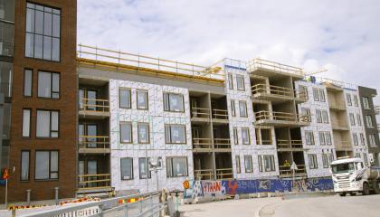 Kerrostalojen rakennustyömaa.