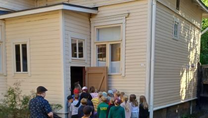 Oppilaita työläismuseokorttelissa