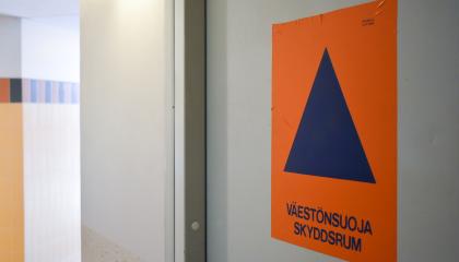 Ovi, jossa tekstinä väestönsuoja.