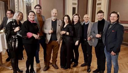 Hamsterit elokuvan tuotantoryhmä seisoo rivissä pormestarin ja kilpailukykyjohtajan kanssa Raatihuoneella.