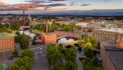 Drone kuva Tampereen keskustasta kesäiltana