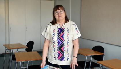 Mirja Rekola Sampolan luokassa keväällä 2023.