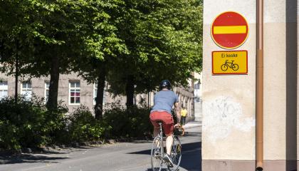 Pyöräilijä yksisuuntaisella kadulla