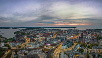 Tampereen keskustanäkymä ilmasta, etualalla Nokia Arena, taustalla Näsijärvi.