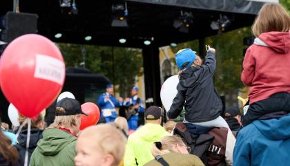 Ihmisiä Keskustorilla Tampereen päivänä.