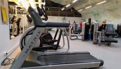 Kuntosalilaitteita Nääshallissa.