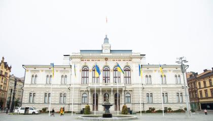 Ukrainan liput salossa Raatihuoneen edustalla.