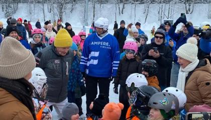 Prersidentti Sauli Niinistö juttelee lapsille Sorsapuiston yleisöluistelussa