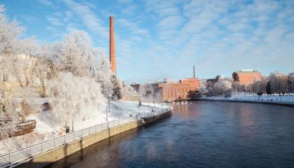 Talvinen näkymä Tammerkoskelle auringonpaisteessa.