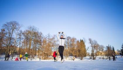 Luistelua Sorsapuistossa