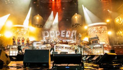 Valaistulla lavalla esiintyy bändi, Popeda.