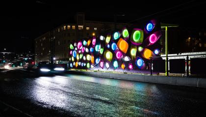 Kuvassa valotaideteos pimeässä Pyynikintorilla.