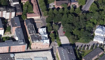 Ilmakuvassa Finlaysonilta näkyy puita ja talojen kattoja alueelta, jonne uusi taidemuseo oli tarkoitus sijoittaa.