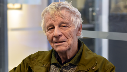 Henkilö istuu Sampolan kahvilassa.