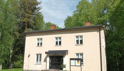 Nokian kaksikerroksinen taidetalo toimii kulttuurin välitilana vuonna 2024.