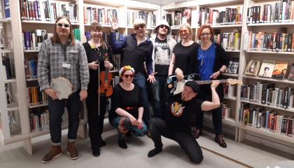 Kirjaston Lukulasit-yhtye Metson musiikkiosastolla. 