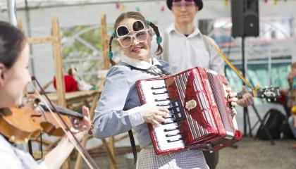 Kolme muusikkoa soittamassa festivaaleilla.