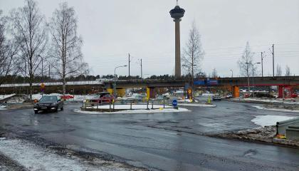 Autoja Näsijärvenjadun väliaikaisessa kiertoliittymässä, taustalla Näsinneula-näkötorni.