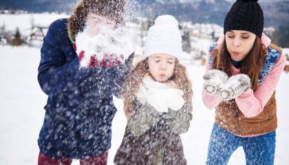 Lapsiperhe lumen keskellä.