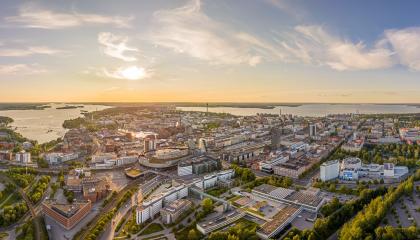 Dronella kuvattua ilmakuvaa Tampereen kaupungista.