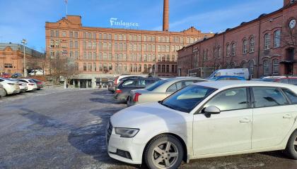 Autoja parkissa Frenckellin parkkipaikalla.