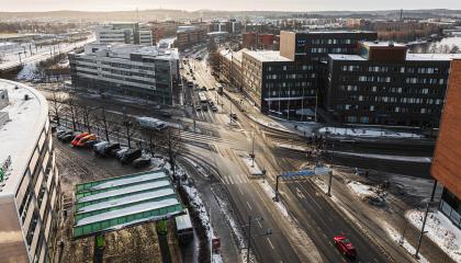 Hatanpään valtatien ja Tampereen valtatien risteys, näkymä etelään, autoja
