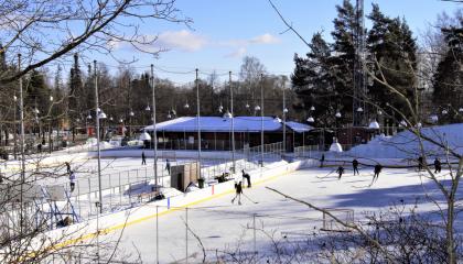 Koulukadun luistelukenttä.