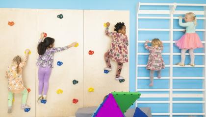 Lapsia kiipeilemässä seinälle.