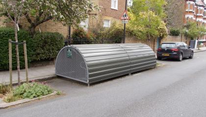 Lukittava metallinen hangaari asukkaiden pyöräpysäköintiin.