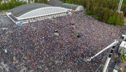 Ilmakuva Hakametsän parkkipaikalta, runsaasti väkeä.