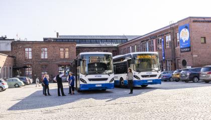 Museoiden yö -merkityt Nysse-bussit Vapriikin edessä.