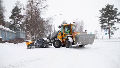 Auraustraktori Pispalan valtatiellä.