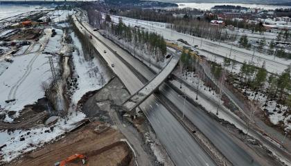 Paasikiventietä Lielahdessa, etualalla purettava ratasilta.