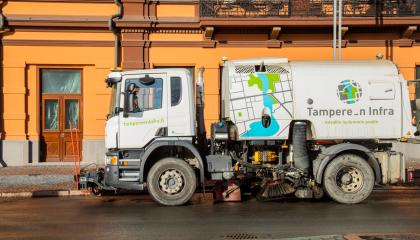 Tampereen Infran puhdistusauto kadulla.